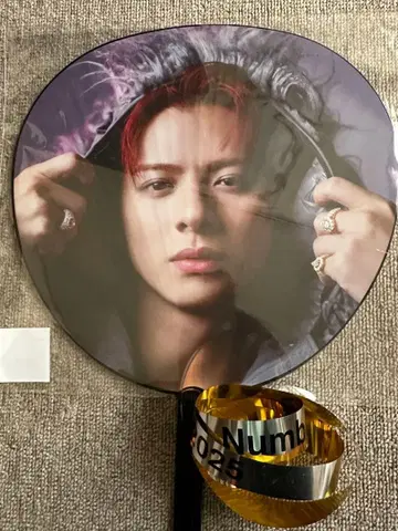 2025년 이벤트 부채와 은색 테이프