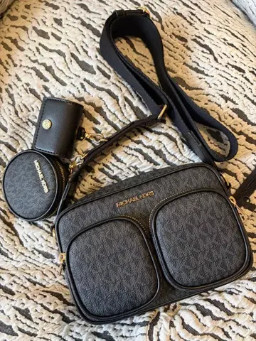 MICHEAL KORS 크로스 바디 위드 테크 어태치