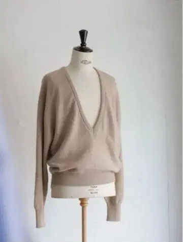HERILL 베이지 V넥 스웨터 사이즈 2
