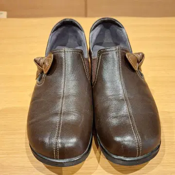 리본 포함 브라운 로퍼