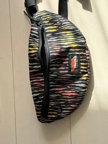 Volcom 바디백 스트라이프 디자인