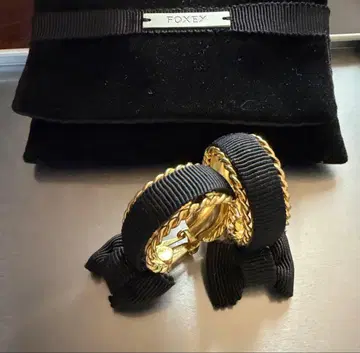 새상품급 [ FOXEY ] 골드 블랙 리본 귀찌