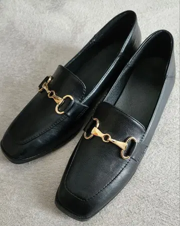 블랙 로퍼 골드 금장 장식 포함