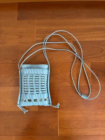 HEREU 라이트 블루 뜨개질 디자인 숄더백