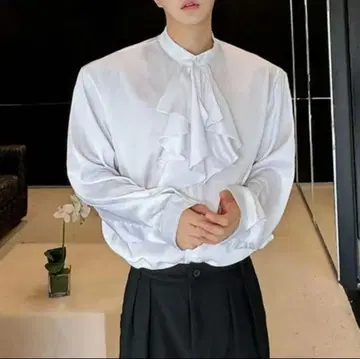 프릴 달린 화이트 셔츠