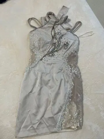 실버 타이트 드레스 레이스 장식