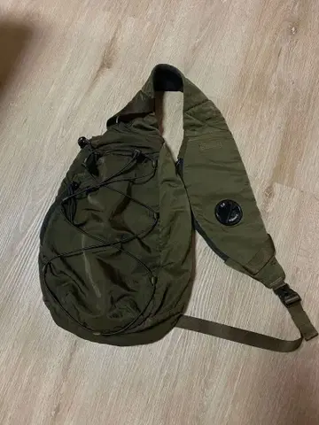 C.P. COMPANY 올리브 그린 숄더백