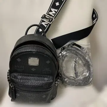 스터드 장식 블랙 가죽 백팩 MCM