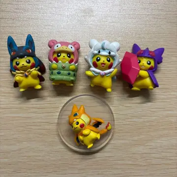 메가 판초를 입은 피카츄 피규어 컬렉션 4종 + 별도 종류 1종 세트
