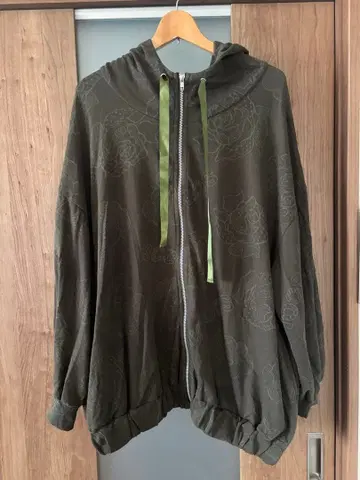 스칼라 올리브 그린 꽃무늬 후드티 후드 부착