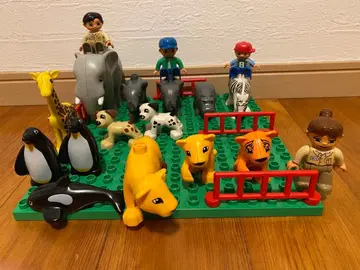 동물과 피규어의 블록 세트