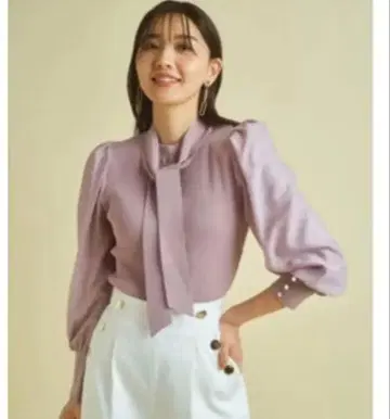 JUSGLITTY 핑크 리본 부착 셔츠 니트 보타이