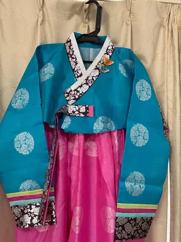 한국 전통 의상 한복 파랑과 핑크