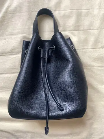 블랙 가죽 버킷 숄더백