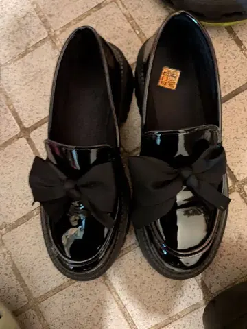 리본 포함 블랙 로퍼