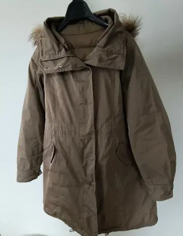 자유구 브라운 퍼 부착 미디 기장 다운 자켓