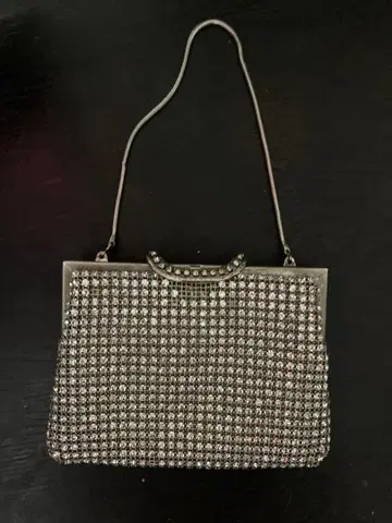 크리스탈 장식 실버 핸드백