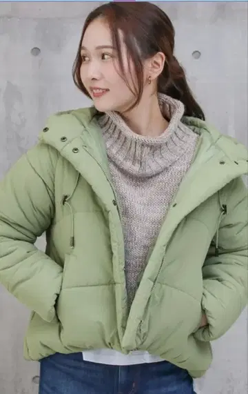 후드 부착 라이트 그린 다운 자켓
