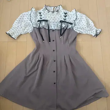 도트 무늬 프릴 달린 무릎 기장 원피스