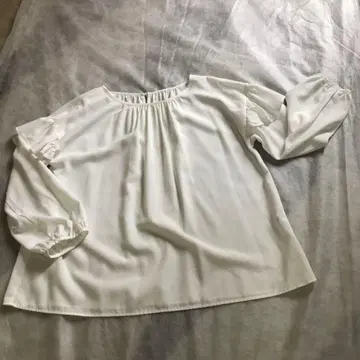 귀여운 화이트 블라우스 개더 긴팔 프릴