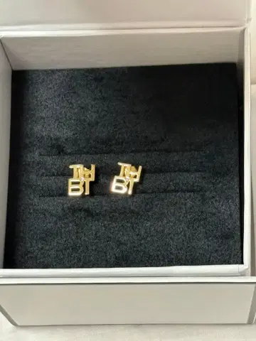 골드 알파벳 모티브 귀걸이 미사용 새상품