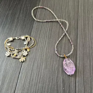 개성 있는 펜던트 목걸이와 팔찌