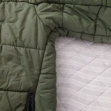 올리브 그린 후드 부착 다운 자켓