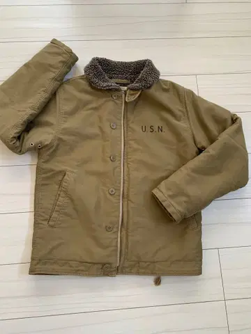 U.S.N. 로고 포함 카키 N1 덱 자켓