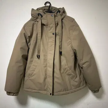 베이지 후드 부착 다운 자켓