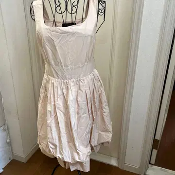 연한 핑크색 슬리브리스 드레스