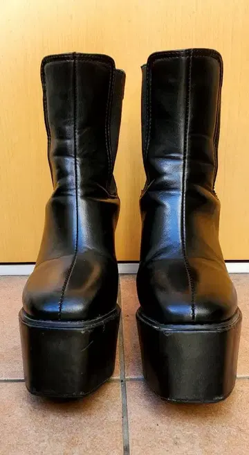 블랙 플랫폼 부츠 (통굽)