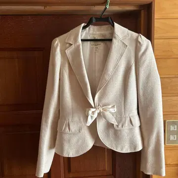 아이보리 리본 포함 자켓과 스커트 세트