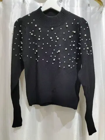블랙 펄 장식 하이넥 스웨터