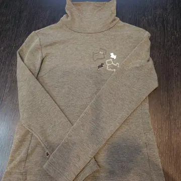 개 자수 그레이 터틀넥 셔츠