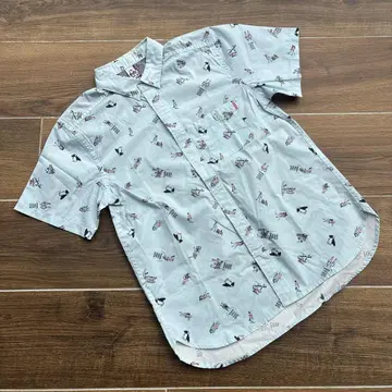 CHUMS 스카이블루 캐릭터 패턴 반팔 셔츠