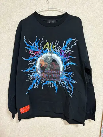 진홍 그래픽 긴팔 티셔츠 블랙