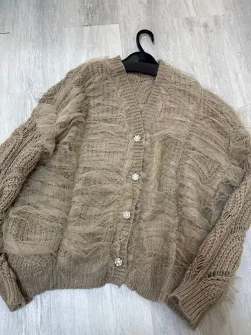 새상품 이번 시즌 모 브랜드 샘플 튤 셔링 니트 가디건 베이지