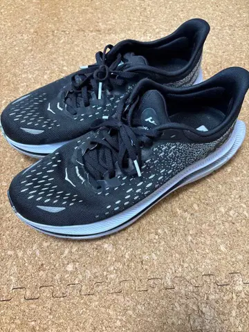 HOKA KAWANA 러닝화 블랙/화이트