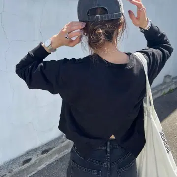 [ 새상품급 ] ISOOK 크롭 맨투맨 티셔츠 긴팔 블랙