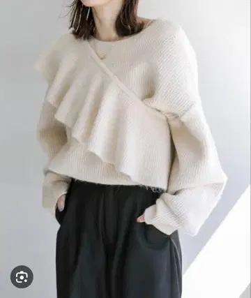 프릴 달린 크림색 니트