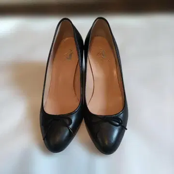 부테크 오사키 가죽 리본 포함 중간 힐 펌프스