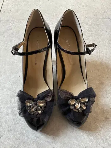 [새상품급] 에나멜 블랙 하이힐 펌프스 탈부착 가능한 장식