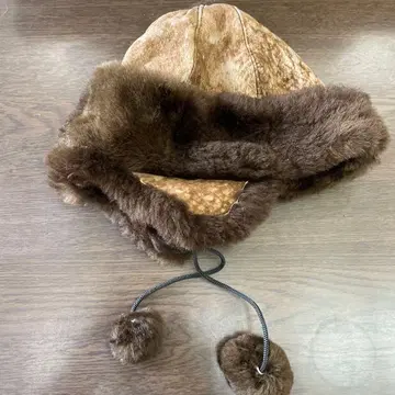 브라운 퍼 플라이트 캡 폼폼 포함