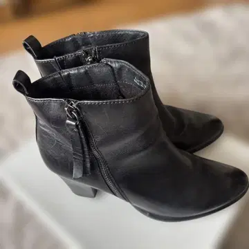 아카쿠라 블랙 가죽 중간 힐 부츠