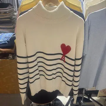 아이보리 스트라이프 하트 자수 스웨터