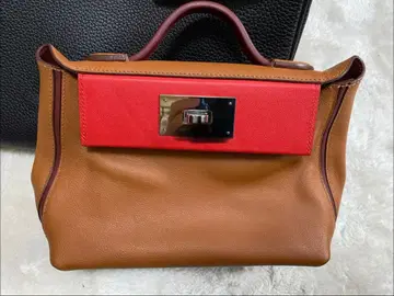 가죽 숄더백 브라운과 레드