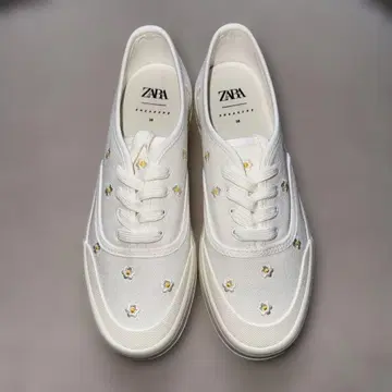 ZARA 꽃무늬 자수 화이트 스니커즈 38 (24.6cm)