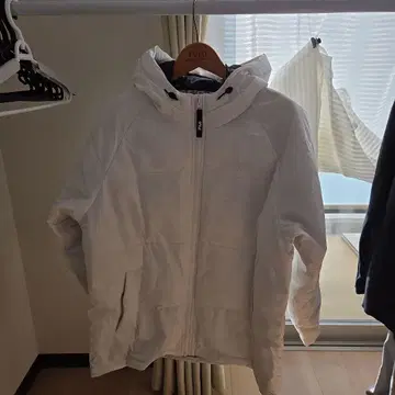 FILA 후드 부착 화이트 점퍼