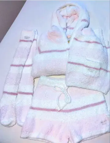 젤라또피케의 복슬복슬 후드 부착 룸웨어 세트입니다