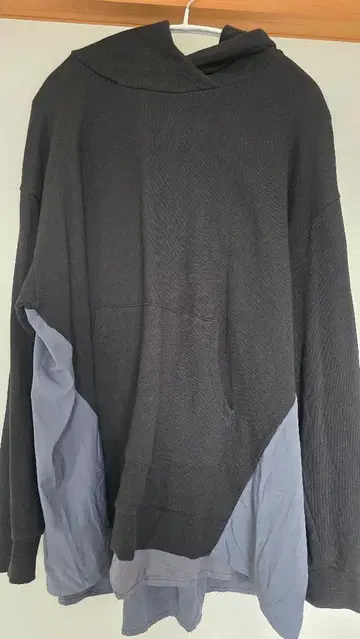 이소재 절개 백 턱 디자인 후드티